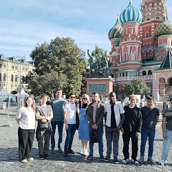 The Institute of International Education conducted an educational tour for foreign students around the historical part of the capital