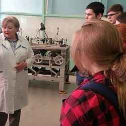 College students visit JSC “106th Experimental Optics-Mechanical Plant”